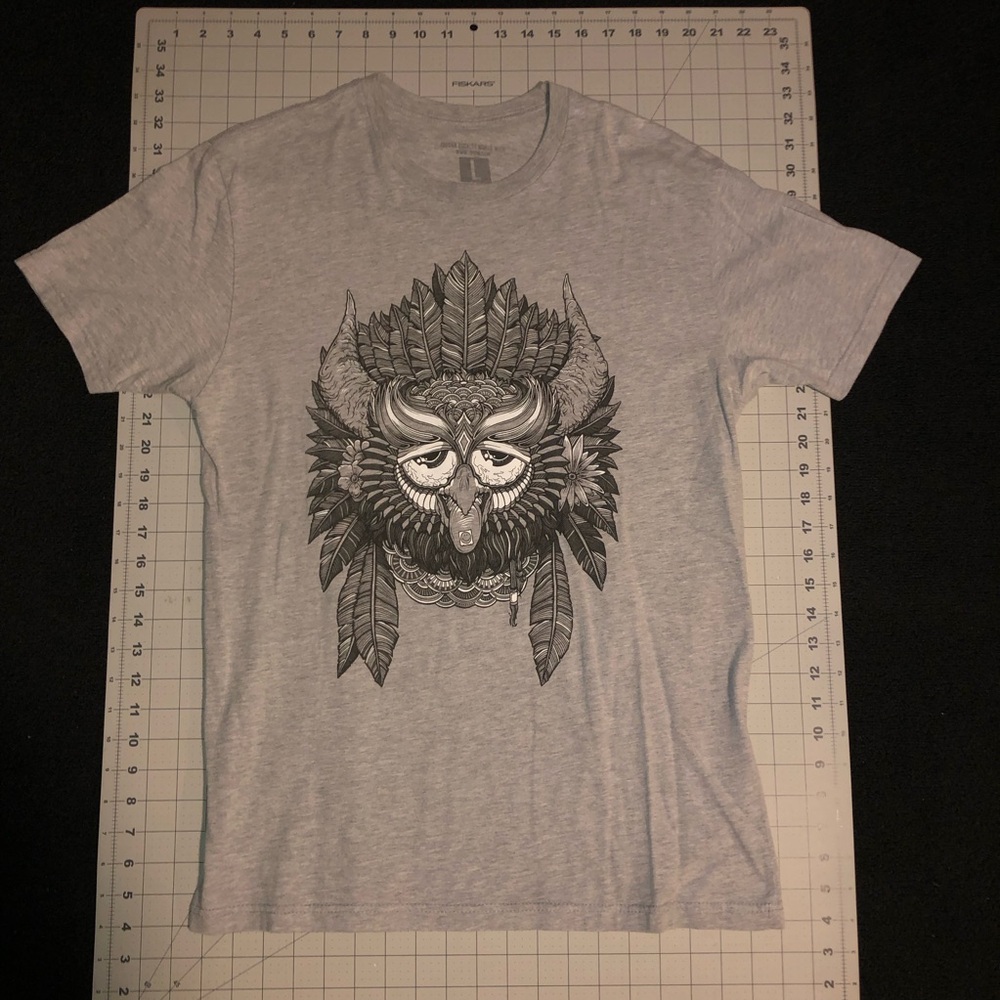 Jordan Buckley World Wide. Size Large. Gray color. Short Sleeve Shirt.